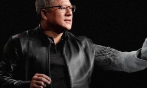 马斯克“万亿讨薪”成功，黄仁勋为什么不跟上？