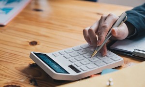 东方甄选股价跌超6%，俞敏洪确认前CEO孙东旭离职